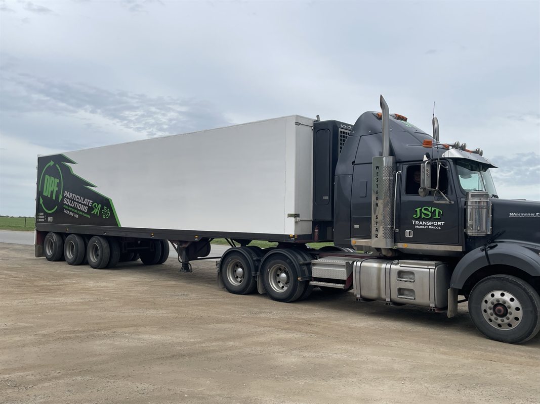 JST Refrigerated Semi-Trailer